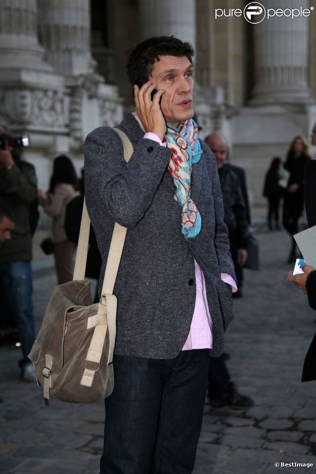 Marc Lavoine au téléphone à l'entrée du Grand Palais, où avait lieu le défilé Vanessa Bruno printemps-été 2013. Paris, le 28 septembre 2012.