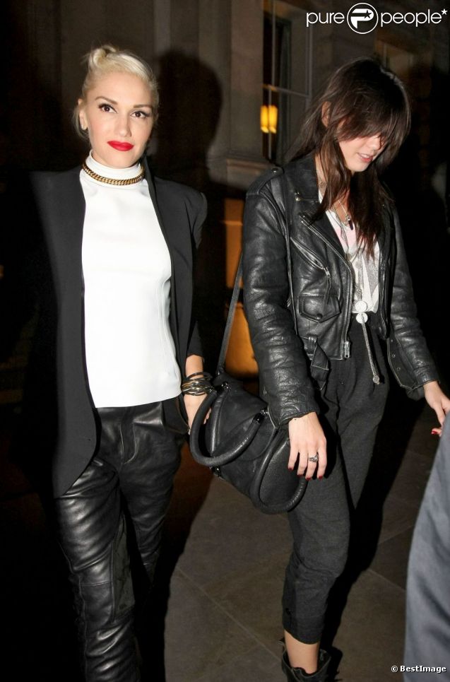Gwen Stefani, très en beauté, quitte son hôtel avec sa belle fille Daisy Lowe. Les deux femmes se dirigent vers le restaurant Hakkasan dans le quartier de Mayfair. Londres, le 28 septembre 2012.