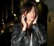 La jolie Daisy Lowe, au téléphone, retrouve sa belle-mère Gwen Stefani le temps d'un dîner au Hakkasan. Londres, le 28 septembre 2012.