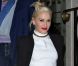 La ravissante Gwen Stefani surprise dès sa sortie de l'hôtel, s'apprête à dîner avec sa belle-fille Daisy Lowe. Londres, le 28 septembre 2012.