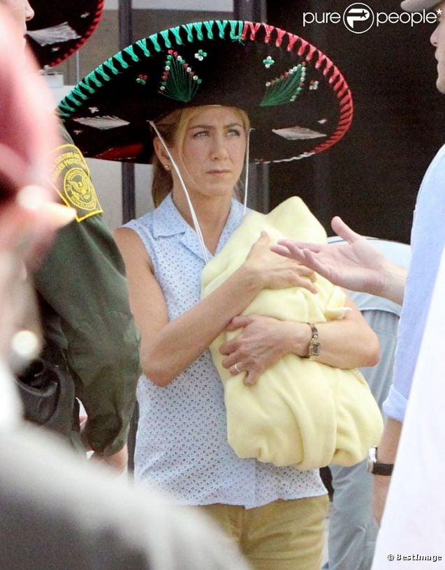 Jennifer Aniston respire le bonheur pour tourner la comédie  We're the Millers  avec un faux bébé et un sombrero, le 25 septembre au Nouveau-Mexique.