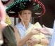  Jennifer Aniston respire le bonheur pour tourner la comédie  We're the Millers  avec un faux bébé et un sombrero, le 25 septembre au Nouveau-Mexique. 