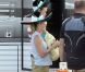  Jennifer Aniston tourne la comédie  We're the Millers  avec un faux bébé et un sombrero, le 25 septembre au Nouveau-Mexique. 