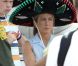  Jennifer Aniston tourne la comédie  We're the Millers  avec un faux bébé et un sombrero, le 25 septembre au Nouveau-Mexique. 