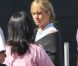  Jennifer Aniston sur le plateau de la comédie  We're the Millers  avec un faux bébé et un sombrero, le 25 septembre au Nouveau-Mexique. 