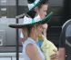  Jennifer Aniston tourne la comédie  We're the Millers  avec un faux bébé et un sombrero, le 25 septembre au Nouveau-Mexique. 