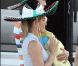  Jennifer Aniston tourne la comédie  We're the Millers  avec un faux bébé et un sombrero, le 25 septembre au Nouveau-Mexique. 