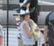  Jennifer Aniston tourne la comédie  We're the Millers  avec un faux bébé et un sombrero, le 25 septembre au Nouveau-Mexique. 