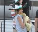  Jennifer Aniston tourne la comédie  We're the Millers  avec un faux bébé et un sombrero, le 25 septembre au Nouveau-Mexique. 