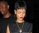 Rihanna prend le temps de signer quelques autographes devant son hôtel, le Gansevoort, à New York. Le 1er Octobre 2012.