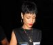 Rihanna prend le temps de signer quelques autographes devant son hôtel, le Gansevoort, à New York. Le 1er Octobre 2012.