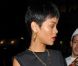 Rihanna prend le temps de signer quelques autographes devant son hôtel, le Gansevoort, à New York. Le 1er Octobre 2012.
