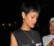 Rihanna prend le temps de signer quelques autographes devant son hôtel, le Gansevoort, à New York. Le 1er Octobre 2012.