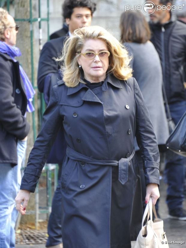 Catherine Deneuve aux obsèques de Luc Barnier, au cimetière Montparnasse à Paris, le 27 septembre 2012.