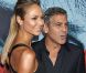 Stacy Keibler et George Clooney à la première du film  Argo  de Ben Affleck, le 4 octobre 2012.