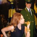 Lady Gaga : Un carrosse d'or et quatre chevaux, la promo en tout simplicité