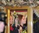 C'est à bord d'un carrosse tiré par quatre chevaux que Lady Gaga arrive au magasin Harrods où elle était venue présenter son parfum  Fame, à  Londres, le 7 octobre 2012.