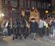 C'est à bord d'un carrosse tiré par quatre chevaux que Lady Gaga arrive au magasin Harrods où elle était venue présenter son parfum  Fame, à  Londres, le 7 octobre 2012.