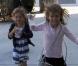 Honor et son amie, particulièrement excitées, s'amusent dans les rues de Los Angeles sous les yeux et la vigilance de la maman Jessica Alba. Le 8 octobre 2012.