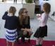 Jessica Alba, maman cool et pédagogue avec sa fille Honor et son amie. Los Angeles, le 8 octobre 2012.