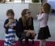 Jessica Alba, maman cool et pédagogue avec sa fille Honor et son adorable amie. Los Angeles, le 8 octobre 2012.