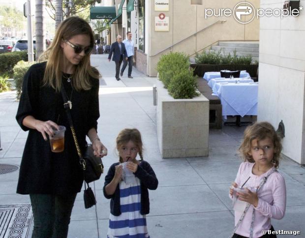Jessica Alba veille d'un oeil averti sur sa fille Honor et son amie. Los Angeles, le 8 octobre 2012.