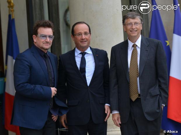 Le président de la république François Hollande avec Bono et Bill Gates à L'Elysée, le 10 octobre 2012.