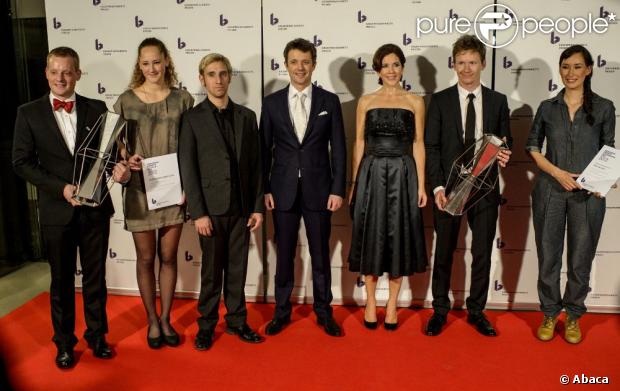 Le prince Frederik et la princesse Mary de Danemark, qui posent ici avec les lauréats, remettaient le 6 octobre 2012 les Prix du couple royal, à Sonderborg.