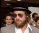  Brad Pitt, l'artiste, barbe, lunettes de soleil et chapeaux.  
 Los Angeles, 6 juin 2002.  