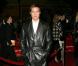  Brad Pitt ose la manteau en cuir.  
 Los Angeles, 8 décembre 2004.  