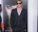  Brad Pitt, adore les lunettes et ose même les lunettes de soleil sur tapis rouge en costume trois pièces.  
 Los Angeles, 19 juillet 2010. 