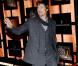 Brad Pitt, un charmeur joue les poètes en accesoirissant son costume d'une petite écharpe.  
 Los Angeles, 7 janvier 2008. 
