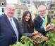 Le maire du XVIIIe arrondissement de Paris, Anggun et le critique gastronomique Jean-Luc Petitrenaud, à Paris, le samedi 13 octobre 2012 à l'occasion des vendanges.