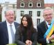 Le maire du XVIIIe arrondissement de Paris, Anggun et le critique gastronomique Jean-Luc Petitrenaud, à Paris, le samedi 13 octobre 2012 à l'occasion des vendanges.