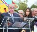 Le maire du XVIIIe arrondissement de Paris, Anggun et le critique gastronomique Jean-Luc Petitrenaud, à Paris, le samedi 13 octobre 2012 à l'occasion des vendanges.