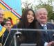 Le maire du XVIIIe arrondissement de Paris, Anggun et le critique gastronomique Jean-Luc Petitrenaud, à Paris, le samedi 13 octobre 2012 à l'occasion des vendanges.