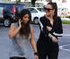 Kim et Khloé Kardashian vont prendre un café pendant le tournage de leur émission de télé-réalité à Miami. Le 13 octobre 2012.