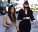 Kim et Khloé Kardashian vont prendre un café pendant le tournage de leur émission de télé-réalité à Miami. Le 13 octobre 2012.