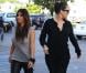 Kim et Khloé Kardashian vont prendre un café pendant le tournage de leur émission de télé-réalité à Miami. Le 13 octobre 2012.