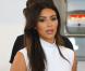 Kim Kardashian, moulée à l'extrême dans un pantalon en cuir Jean-Claude Jitrois, se rend chez un revendeur Vespa à Miami. Le 13 octobre 2012.