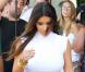 Kim Kardashian quitte une boutique Vespa, suivie par les caméras de Keeping Up With The Kardashians. Miami, le 13 octobre 2012.