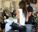 Kim Kardashian, moulée à l'extrême dans un pantalon en cuir Jean-Claude Jitrois, se rend chez un revendeur Vespa à Miami. Le 13 octobre 2012.