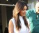 Kim Kardashian quitte une boutique Vespa, suivie par les caméras de Keeping Up With The Kardashians. Miami, le 13 octobre 2012.