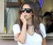 Kim Kardashian, une star stylée en lunettes et collier Céline, top blanc, jupe en cuir et bottines noires à Miami. Le 12 octobre 2012.
