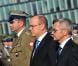 Le prince Albert II de Monaco, qui dépose ici une gerbe sur la tombe du soldat inconnu, à Varsovie le 17 octobre 2012, au premier jour de sa visite officielle de trois jours en Pologne avec Charlene.