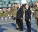Le prince Albert II de Monaco, qui dépose ici une gerbe sur la tombe du soldat inconnu, à Varsovie le 17 octobre 2012, au premier jour de sa visite officielle de trois jours en Pologne avec Charlene.