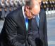 Le prince Albert II de Monaco, qui dépose ici une gerbe sur la tombe du soldat inconnu, à Varsovie le 17 octobre 2012, au premier jour de sa visite officielle de trois jours en Pologne avec Charlene.