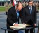 Le prince Albert II de Monaco, qui dépose ici une gerbe sur la tombe du soldat inconnu, à Varsovie le 17 octobre 2012, au premier jour de sa visite officielle de trois jours en Pologne avec Charlene.