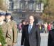 Le prince Albert II de Monaco, qui dépose ici une gerbe sur la tombe du soldat inconnu, à Varsovie le 17 octobre 2012, au premier jour de sa visite officielle de trois jours en Pologne avec Charlene.