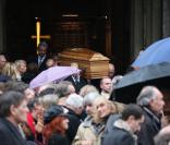 Sortie d'église émouvante pour les proches de Frank Alamo après la cérémonie en l'église de Saint-Germain-des-Prés à Paris, le 18 octobre 2012.